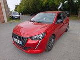 une voiture rouge garée sur le parking
