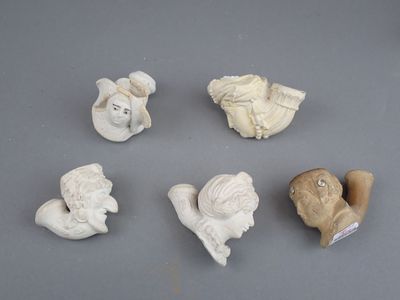 plusieurs petites figurines de formes et de tailles variées posées sur une surface grise