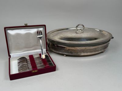 un plateau en argent contenant des fourchettes et des cuillères