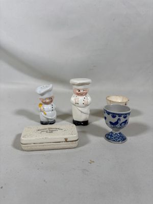 trois figurines miniatures posées sur une table