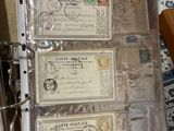 un classeur sur lequel figurent trois timbres différents