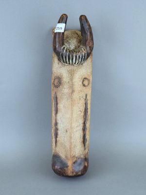 une sculpture en céramique représentant un monstre à cornes