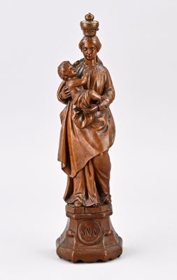 l'image d'une statue représentant une femme tenant un enfant dans ses bras