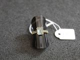 une bague posée sur une table avec une étiquette de prix
