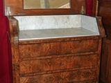une commode surmontée d'un miroir dans une pièce