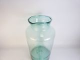 un vase en verre posé sur une surface blanche