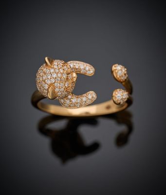 une bague en or jaune sertie de diamants et ornée d'un croissant