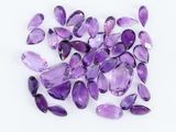 des améthystes violettes sur un fond blanc