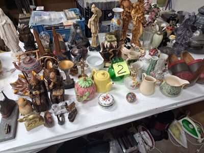 une table sur laquelle sont disposées de nombreuses figurines