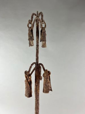 une photo d'une sculpture en métal
