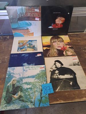 de nombreux disques posés sur une table devant une fenêtre