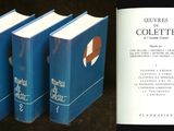 trois livres posés l'un à côté de l'autre sur une table