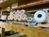 de nombreux rouleaux de papier posés sur une étagère dans une pièce