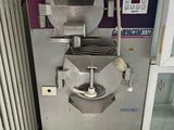 une machine qui se trouve à l'intérieur d'un bâtiment