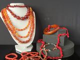 de nombreux colliers et bracelets de toutes sortes exposés sur une table