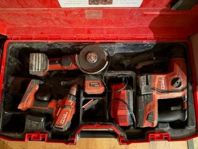 une caisse à outils rouge avec des outils sur une table
