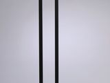 un lampadaire noir avec un pied noir et un abat-jour noir