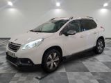 la voiture blanche est garée sur un sol en damier dans le garage