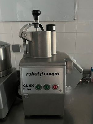 une machine posée sur le comptoir d'une cuisine