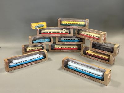 beaucoup de petits trains qui traînent dans une boîte