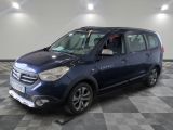 la camionnette bleue est garée dans une grande pièce au sol en damier