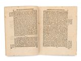 un vieux livre ouvert sur une page de texte sur fond blanc