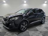 Un SUV noir est garé dans une grande pièce au sol carrelé.