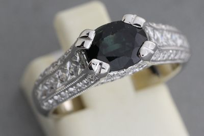 un gros plan d'une bague sertie d'un diamant noir