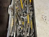une boîte pleine d'outils posée sur une table