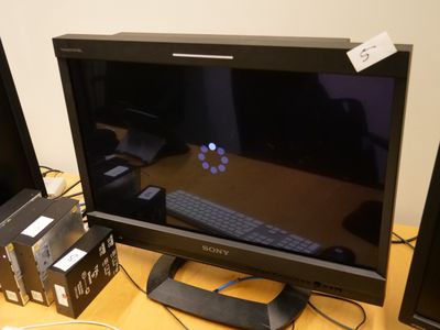 un écran d'ordinateur posé sur un bureau avec un clavier et une souris