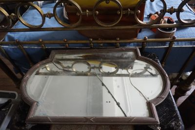 un miroir posé sur une table à côté d'une chaise
