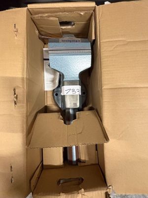 une boîte posée par terre, contenant une machine