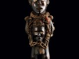 un gros plan sur la statue d'une personne tenant un enfant dans ses bras