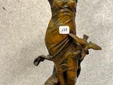 statue en bronze représentant une femme tenant un oiseau et un oiseau perché sur une branche