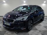 la voiture noire est garée sur un sol en damier dans le garage