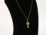 un mannequin noir orné d'une croix en or