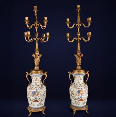 une paire de grands candélabres français du XIXe siècle en porcelaine et bronze doré