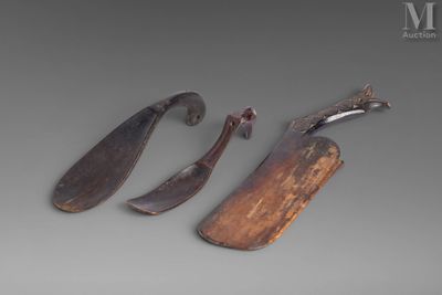 trois morceaux de bois et un couteau posés sur une surface grise
