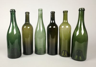 Six bouteilles comprenant trois de forme Bordeaux, deux de f…