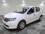 la photo d'une voiture blanche garée dans un garage
