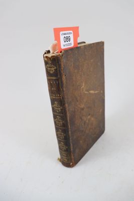 un vieux livre sur lequel est collée une étiquette rouge