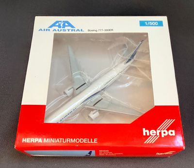 une image représentant la maquette d'un avion dans une boîte