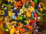 des figurines dans un bol en verre posé sur une table