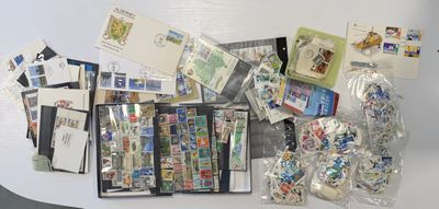 de nombreux types de timbres et d'enveloppes sur la table