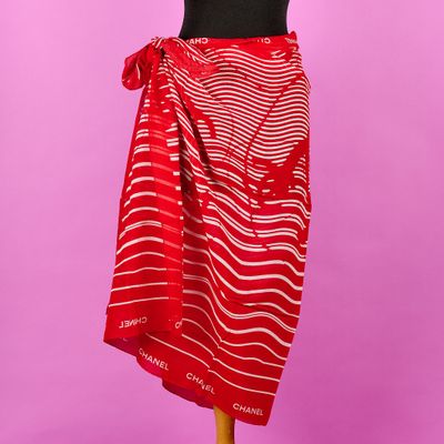une jupe rayée rouge et blanche sur un mannequin, un mannequin, un mannequin, un mannequin, un mannequin, un mannequin, un mannequin, un mannequin