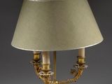 une lampe de table en laiton ancien avec un abat-jour beige sur fond blanc