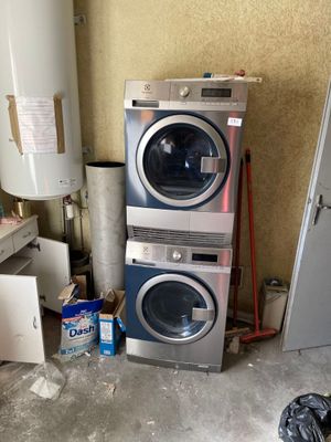 une rangée de lave-linge et de sèche-linge dans une pièce