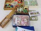 une boîte contenant divers objets posée sur une table