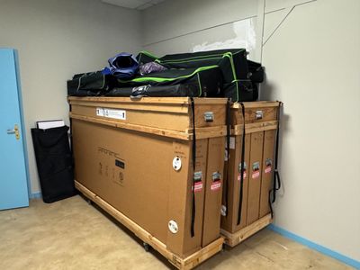 une grande boîte sur laquelle sont posés des bagages, dans une pièce