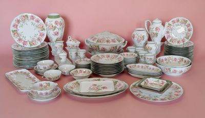 de nombreux types de plats et de tasses sur la table